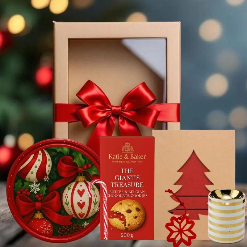 Karácsonyi ajándékcsomag ünnepi evőeszköztartóval és díszdobozos keksszel